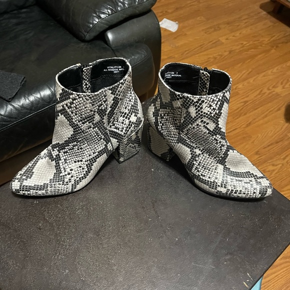 BAMBOO Brand - Snakeskin Booties Size 7 - Picture 3 of 5